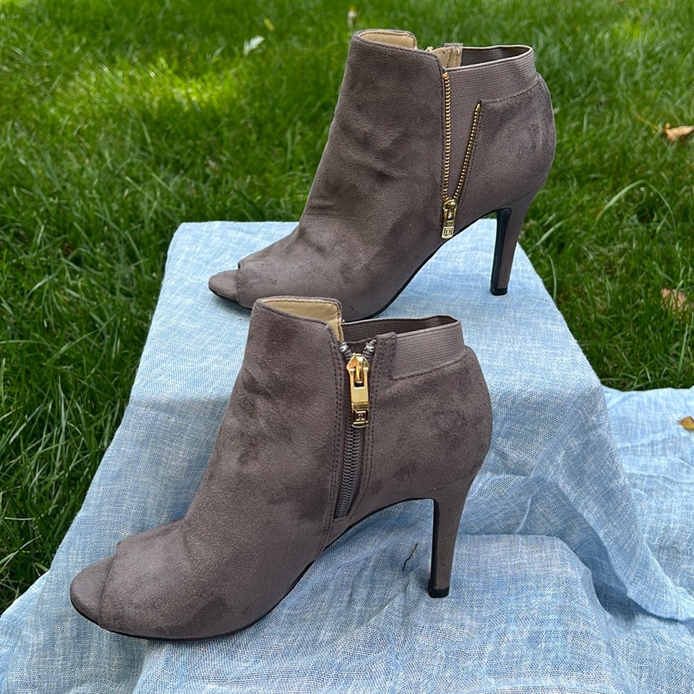 Liz Claiborne grayish purple faux suede peep toe booties w gold accents size 6.5